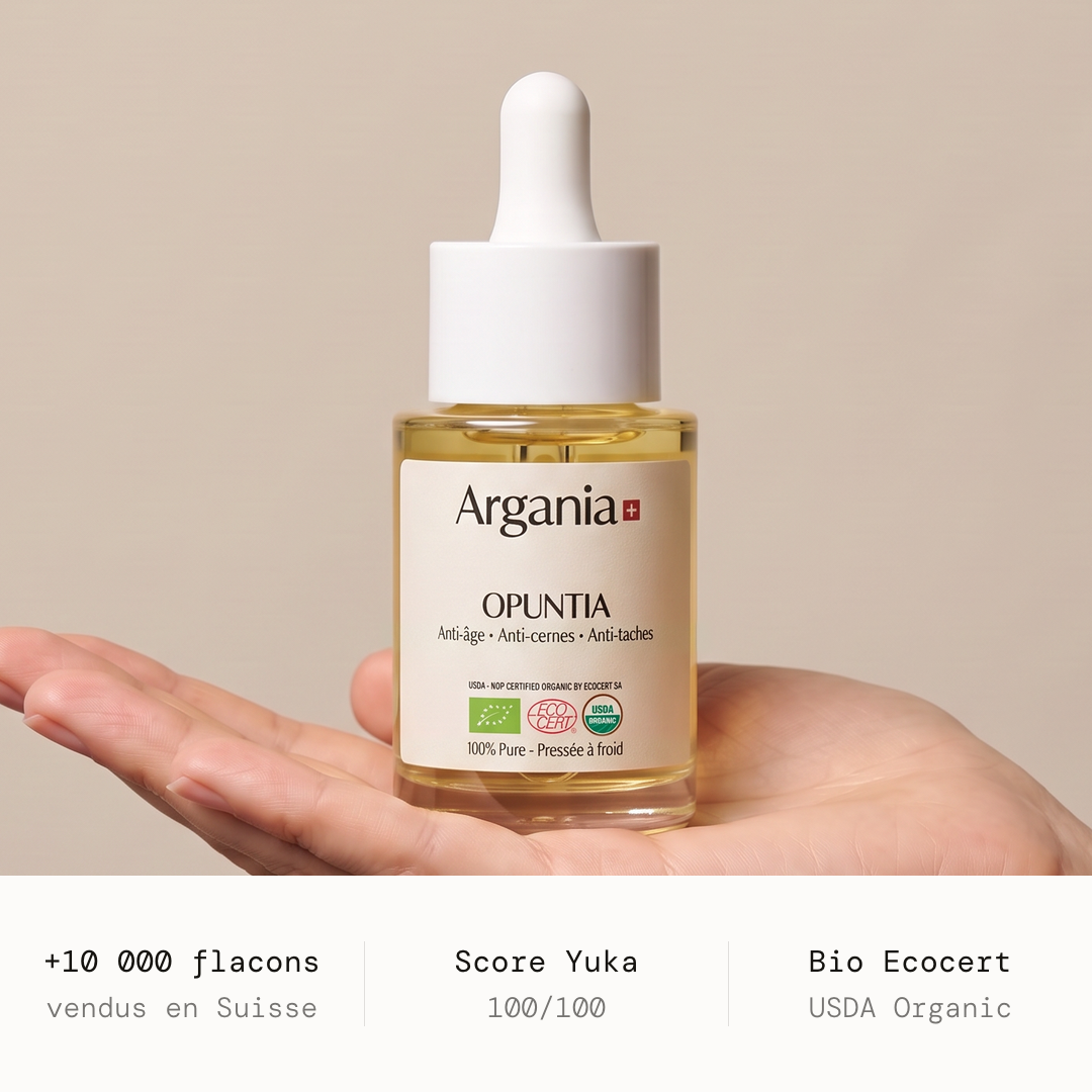 Flacone di olio di semi di fico d'India Opuntia® Argania da 30 ml tenuto in una mano — oltre 10.000 flaconi venduti in Svizzera, punteggio Yuka 100/100, certificato biologico Ecocert e USDA Organic