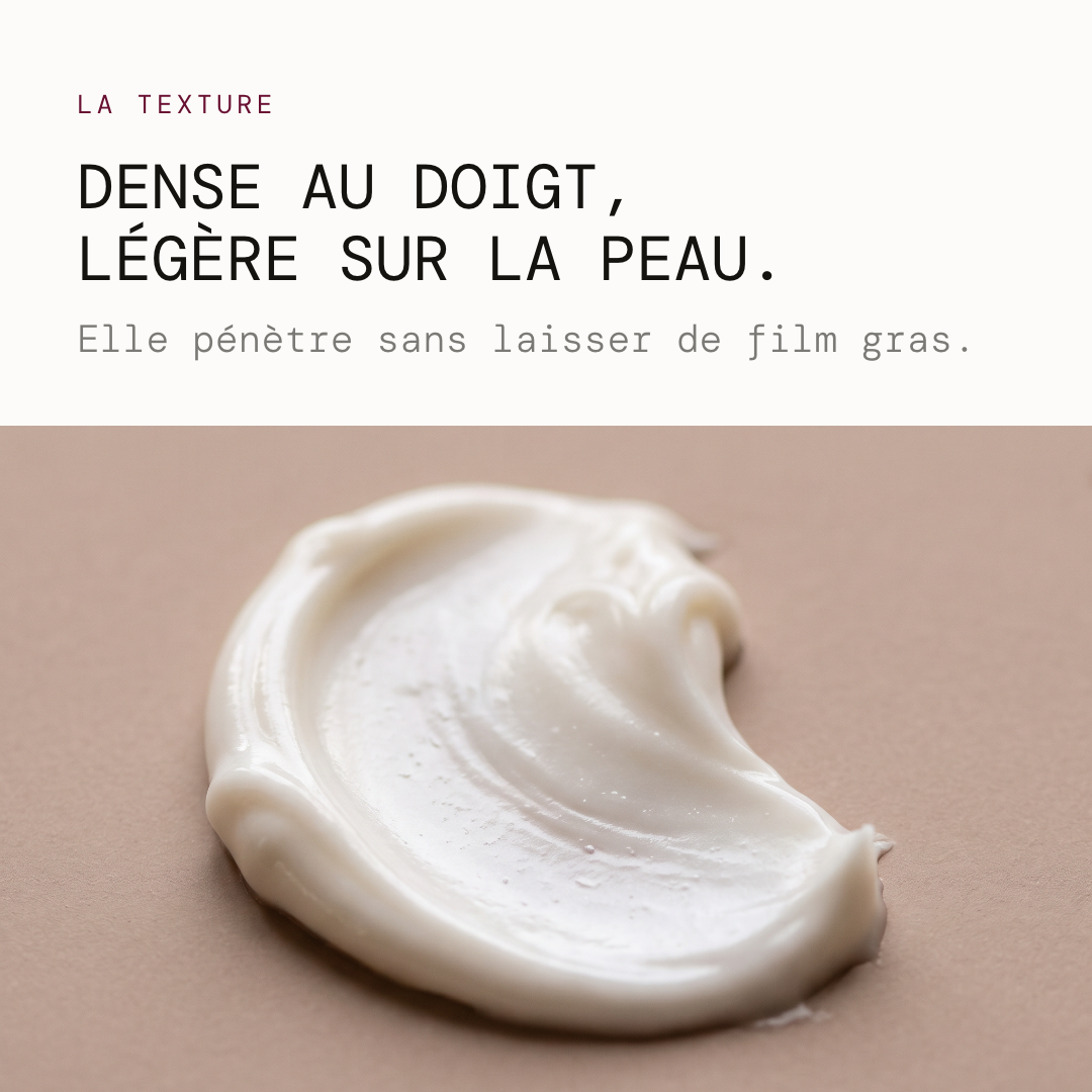 Textur der Luminia®-Creme: eine haselnussgroße Menge weißer Creme, die sich beim Auftragen dickflüssig anfühlt, auf der Haut jedoch leicht ist und einzieht, ohne einen Fettfilm zu hinterlassen